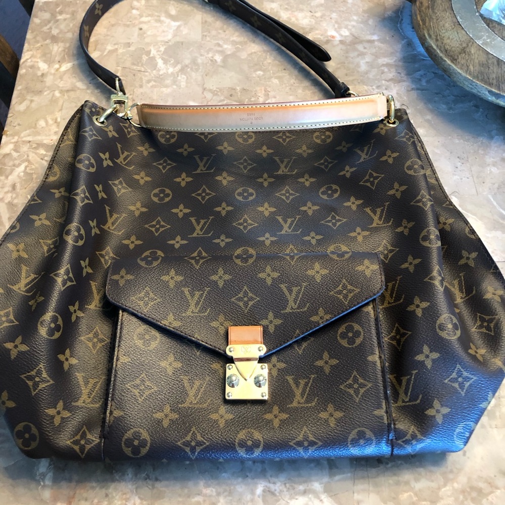 Louis Vuitton Metis Hobo